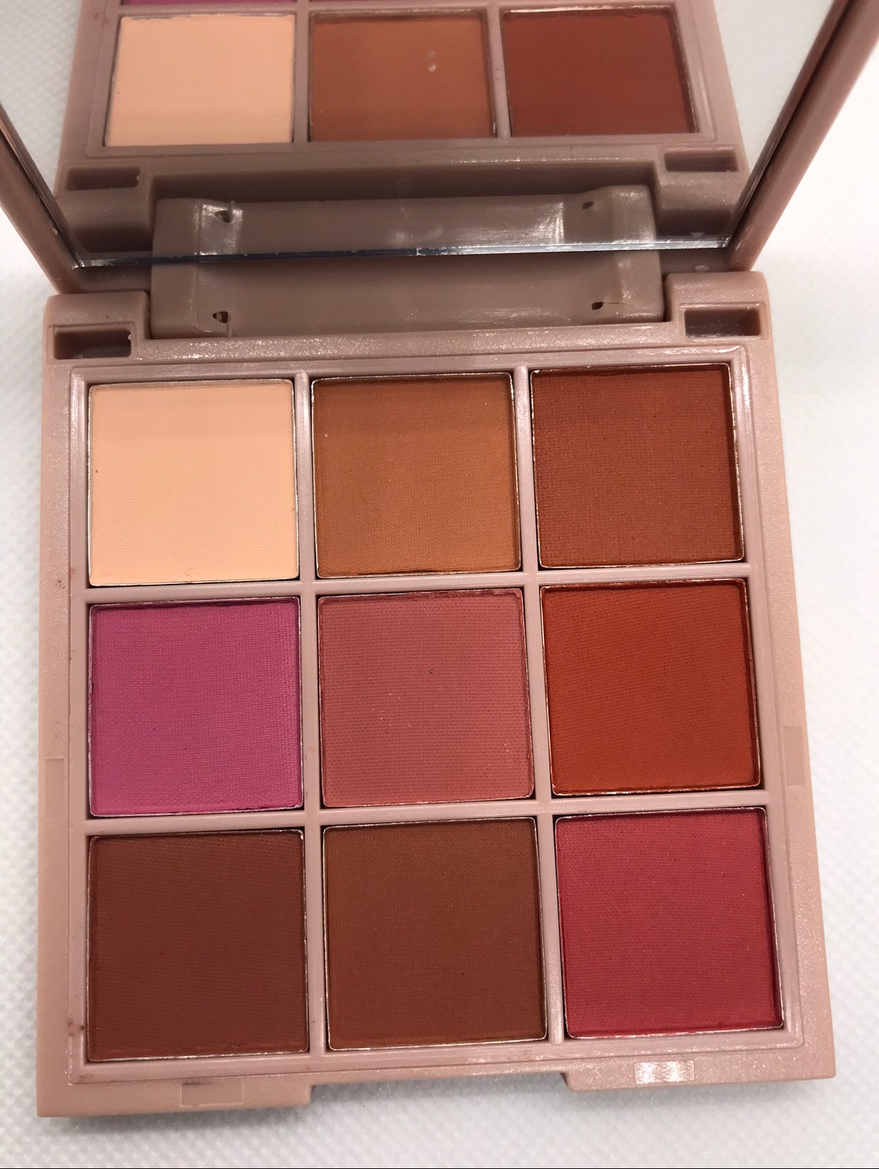 Earthy Blush Eyeshadow Palette – Warm Nudes & Rosy Tones